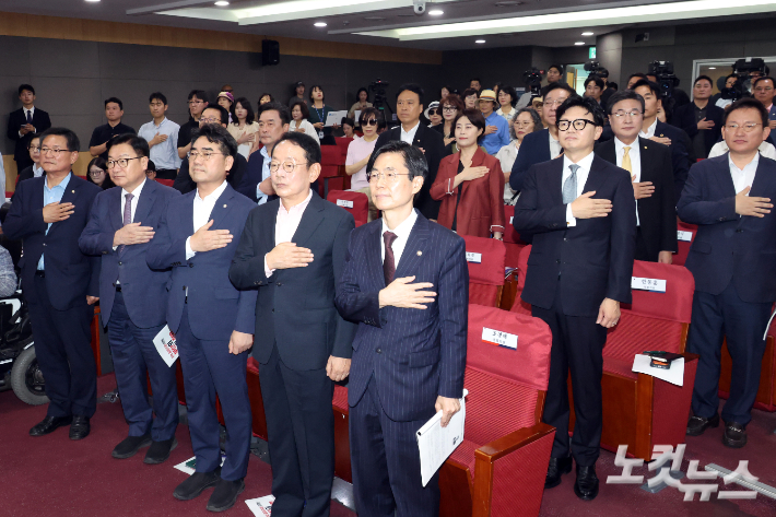 11일 서울 여의도 국회 의원회관에서 열린 국민의힘 부산시당 주최 '2차 공공기관 이전, 왜 부산이 답인가' 토론회에 무소속 한동훈 의원이 참석해 국민의례를 하고 있다. 윤창원 기자