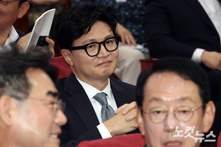 11일 서울 여의도 국회 의원회관에서 열린 국민의힘 부산시당 주최 '2차 공공기관 이전, 왜 부산이 답인가' 토론회에 무소속 한동훈 의원이 참석하고 있다. 앞줄 이성권 부산시당 위원장과 김도읍 의원.  윤창원 기자