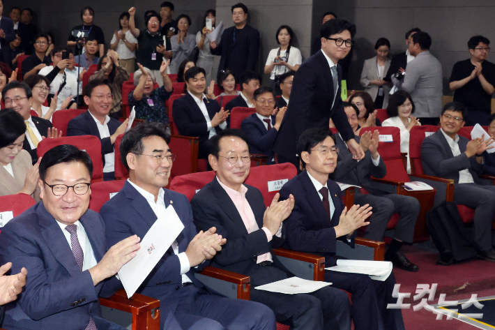 11일 서울 여의도 국회 의원회관에서 열린 국민의힘 부산시당 주최 '2차 공공기관 이전, 왜 부산이 답인가' 토론회에 무소속 한동훈 의원이 참석해 인사를 하고 있다. 윤창원 기자