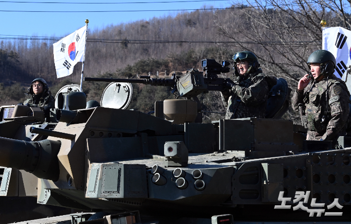 우원식 전 국회의장이 26일 오전 경기 양평군 옥천면 제11기동사단 108기계화보병대대를 방문, K2전차에 탑승 부대내를 이동하고 있다. 국회사진기자단 