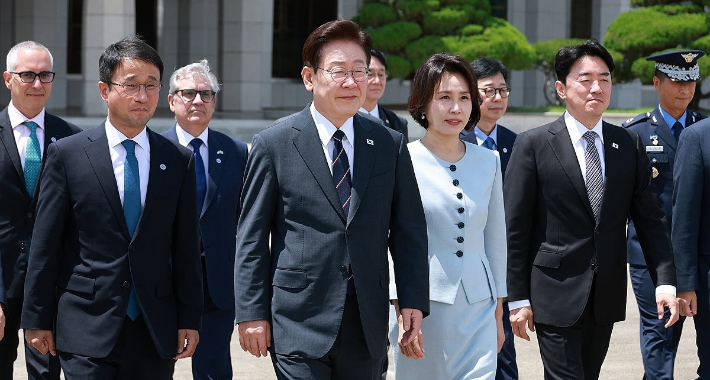 미국과 남미 순방을 위해 출국하는 이재명 대통령과 김혜경 여사가 24일 성남 서울공항에서 공군 1호기로 이동하고 있다. 연합뉴스