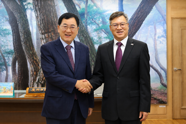 주낙영 경주시장과 천르뱌오 주부산중국총영사가 11일 경주시청에서 만나 Post-APEC 시대 한·중 지방정부 간 교류협력 확대 방안을 논의한 후 기념촬영을 하고 있다. 경주시 제공