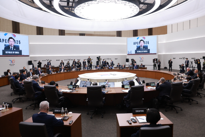 지난해 APEC 정상회의 당시 경주화백컨벤션센터(HICO) 3층 본회의장에서 각국 정상들이 회의를 진행하고 있다. 경주시 제공