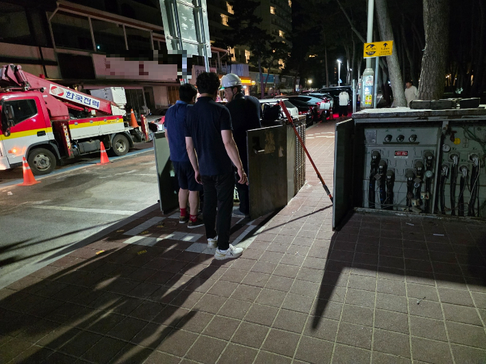 지난 1일 밤 강릉 경포해변의 한 상가 건물에 정전이 발생해 한전 등 관계자들이 현장에서 작업을 하고 있는 모습. 독자 제공