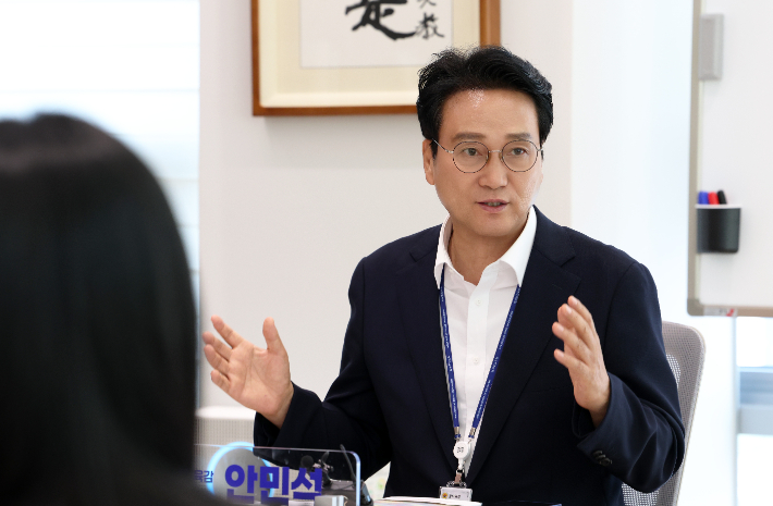 안민석 경기도교육감이 제4호 결재로 'RAS(Reading·Arts·Sports)' 교육에 서명하고 올해 2학기부터 경기도내 학교에 본격 도입한다. 경기도교육청 제공