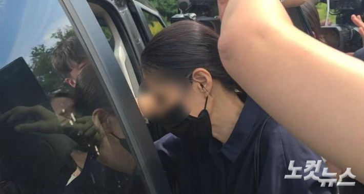 충남 천안의 한 교회에서 생활하던 11세 남아를 학대해 숨지게 한 혐의를 받는 외조모 A씨가 영장실질심사를 마친 뒤 차량으로 들어서고 있다. 박우경 기자