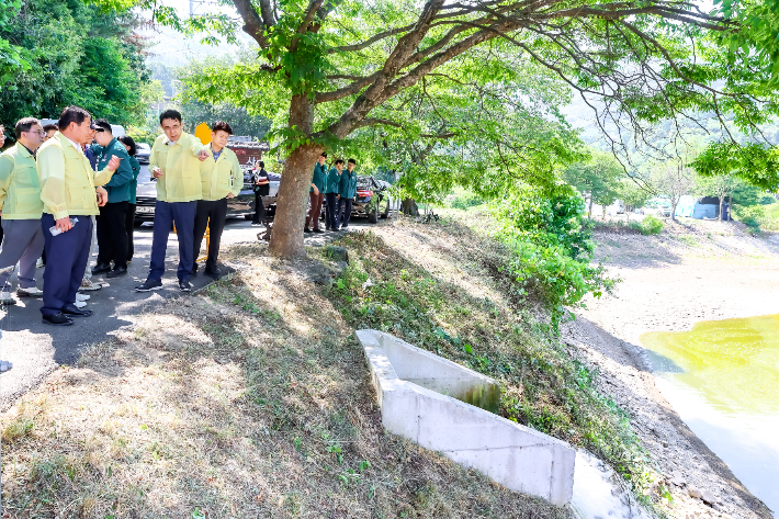 함안군이 지난 3일 지역 내 소류지를 방문해 저수 현황 등을 점검했다. 함안군 제공 