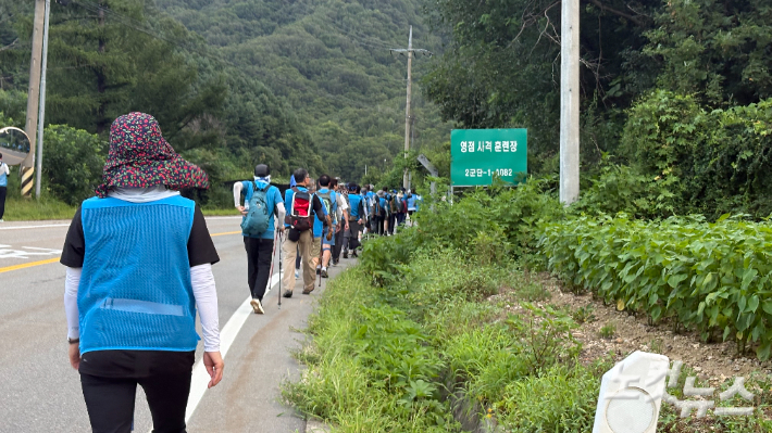 9일 오전 6시 '2026 통일걷기' 참가자들이 강원 화천군 마현리 인근을 걷고 있다. 김하영 수습기자