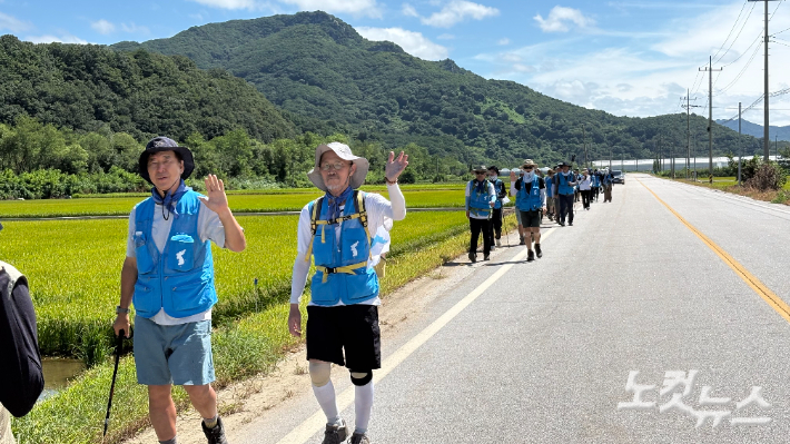 9일 오전 11시 '2026 통일걷기' 참가자들이 화이통을 외치며 암정교를 보기 위해 용양리 도로를 걷고 있다. 김하영 수습기자
