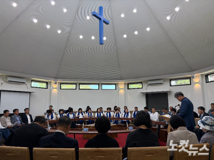 지난 10일 강원도 철원 화해와평화의교회에서 창립 1주년 기념예배가 열리고 있다. 장세인 기자