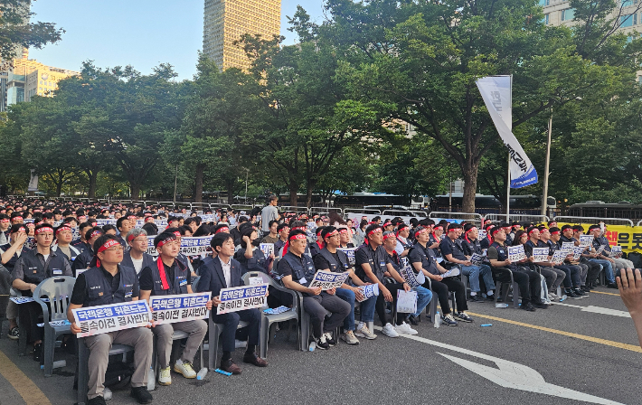 11일 오후 7시쯤 서울 서울 영등포구 산업은행 본점 옆 의사당대로에서 열린 3대 국책은행 노조의 '국책은행 지방이전 저지 총력투쟁 결의대회'에서 참가자들이 피켓을 들고 자리에 앉아 있다. 김창훈 수습기자