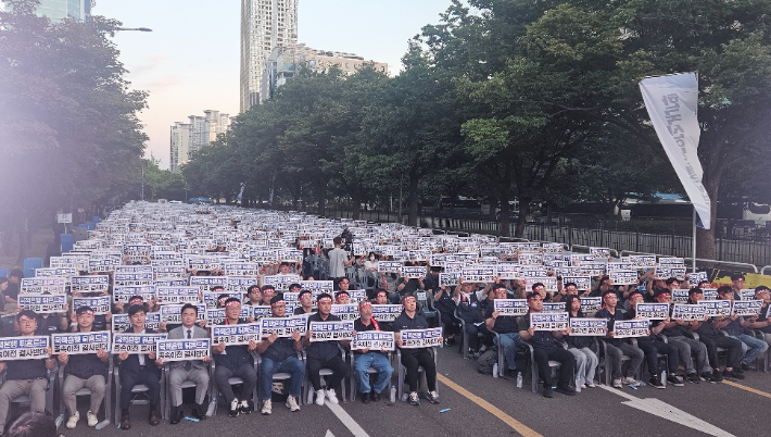 11일 오후 8시쯤 서울 서울 영등포구 산업은행 본점 옆 의사당대로에서 열린 3대 국책은행 노조의 '국책은행 지방이전 저지 총력투쟁 결의대회'에서 참가자들이 의자를 가득 메운 모습. 김창훈 수습 기자