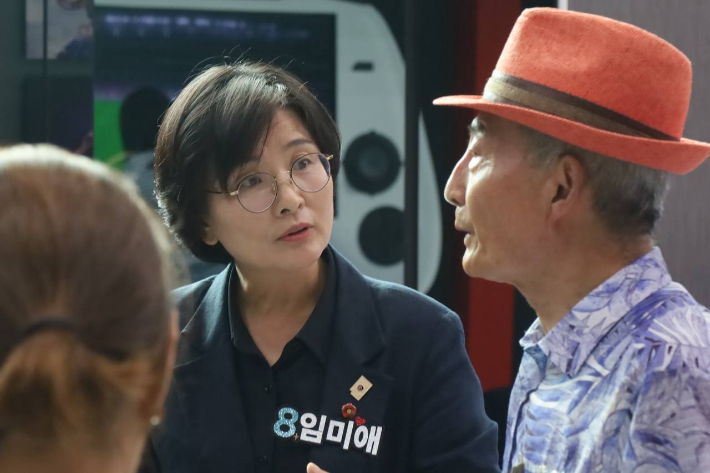 11일 전남광주 동구 조선대학교에서 당원들과 대화를 나누는 임미애 더불어민주당 최고위원 후보. 임미애 의원실 제공