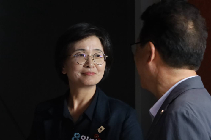 임미애 더불어민주당 최고위원 후보가 11일 전남광주 동구 조선대학교에서 당원들과 인사를 나누고 있다. 임미애 의원실 제공