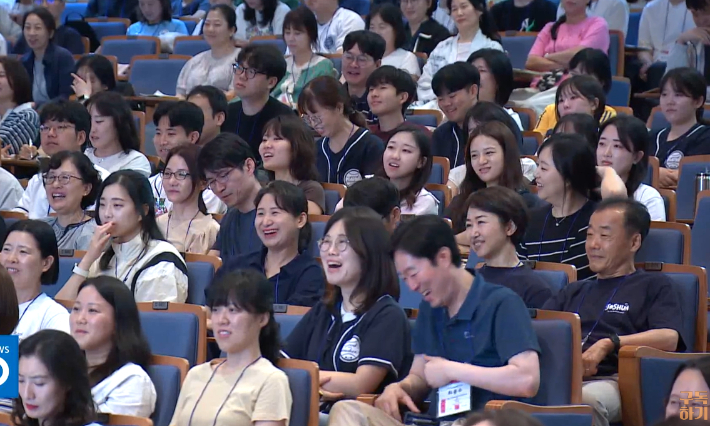  이번 대회 주제강의 시간엔 복음·사랑·정의·회복의 가치로 학교 현장의 보이지 않는 선을 넘나드는 평범한 옆 반 선생님의 살아있는 이야기가 공유됐다. 또, 44개의 연수 강좌, 25개의 지역별 모임, 다양한 문화·체육 프로그램 등 다채로운 만남의 장도 마련됐다. 크리스천 노컷뉴스 유튜브 캡처