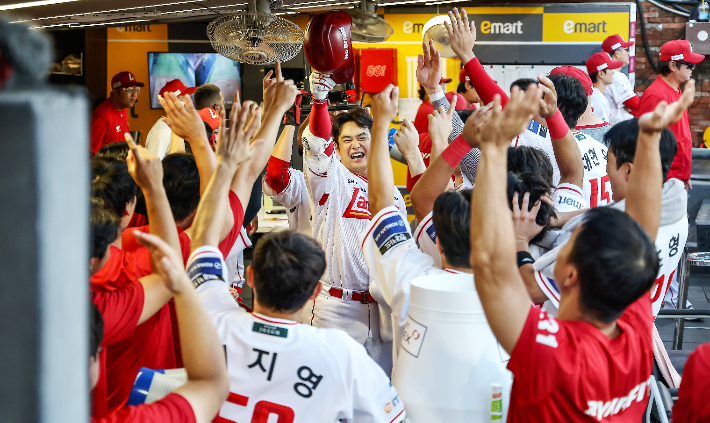 환호하는 김재환. SSG 랜더스