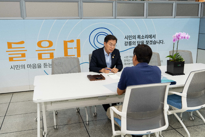 들음터에서 시민과 소통하고 있는 김중남 강릉시장. 강릉시 제공