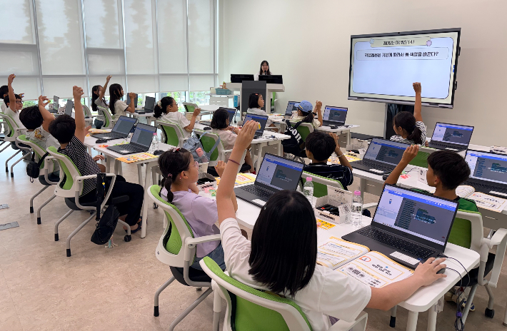 지난 10일 AI교육원에서 열린 '2026 여름방학 초등학생 AI·SW 교실'에서 초등학생들이 '치즈스틱 감정 연구소' 프로그램에 참여해 감정 관련 퀴즈를 풀고 있다. 전남광주통합특별시교육청 제공