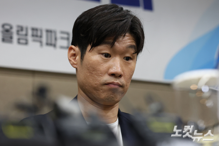 K-축구 혁신위원회 공동위원장을 맡은 박지성 국제축구연맹(FIFA) 분과위원회 위원이 자리에 착석해 있다. 류영주 기자