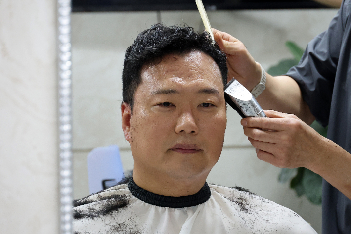 신병 훈련을 받기 위해 2박 3일 일정으로 육군 논산훈련소에 입소하는 개혁신당 천하람 원내대표가 12일 국회 미용실에서 두발을 정리하고 있다. 연합뉴스