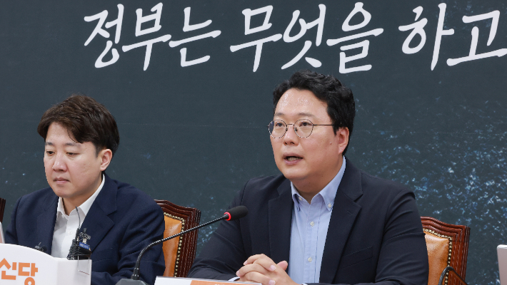 개혁신당 천하람 원내대표가 3일 국회에서 열린 최고위원회의에 참석해 발언하고 있다. 왼쪽은 이준석 대표. 연합뉴스