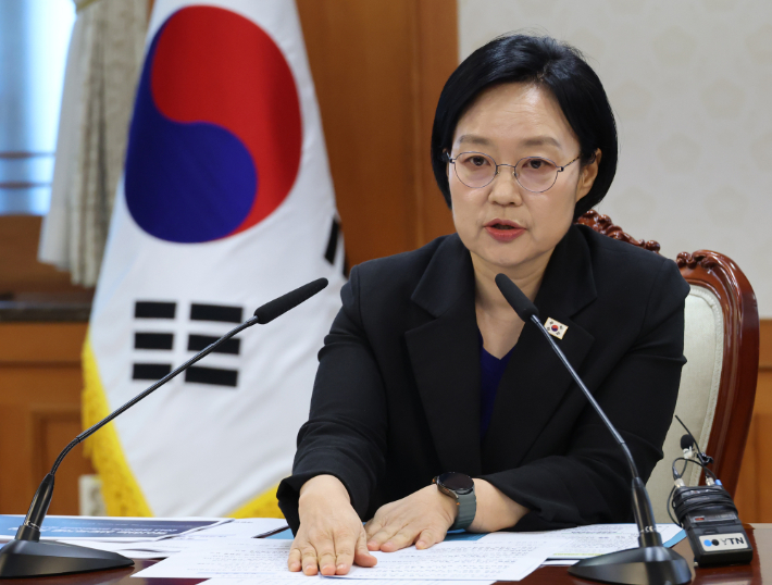 한성숙 국무총리가 12일 서울 종로구 정부서울청사에서 열린 대한민국 2045전략수립위원회 2차 회의에서 발언하고 있다. 연합뉴스