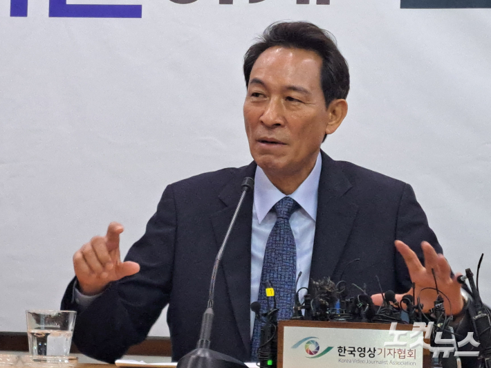 12일 강원도청 기자실에서 기자간담회를 열어 전임 도정에서 임명된 출자, 출연기관장 거취에 대한 견해를 밝히고 있는 우상호 강원도지사. 진유정 기자