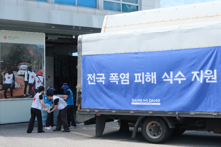 파리바게뜨를 운영하는 상미당홀딩스는 행복한재단과 함께 폭염으로 어려움을 겪고 있는 지역에 생수 총 2만5500개를 지원한다. 상미당홀딩스 제공
