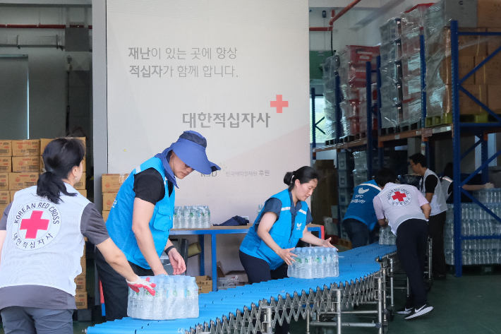 파리바게뜨를 운영하는 상미당홀딩스는 행복한재단과 함께 폭염으로 어려움을 겪고 있는 지역에 생수 총 2만5500개를 지원한다. 상미당홀딩스 제공