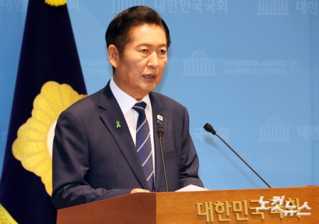 국회에서 기자회견하는 정청래 당대표 후보