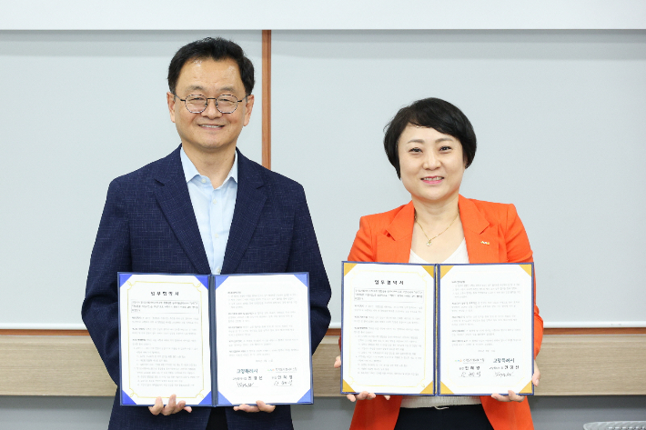 민경선 고양특례시장(왼쪽)과 안혜영 경기도사회서비스원장. 고양시 제공