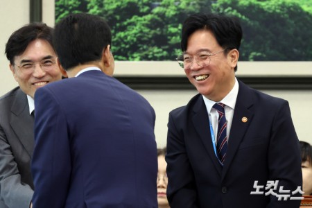 김영훈 고용노동부 장관(오른쪽)이 12일 서울 여의도 국회에서 열린 기후에너지환경노동위원회 전체회의에서 의원들과 인사를 하고 있다.
