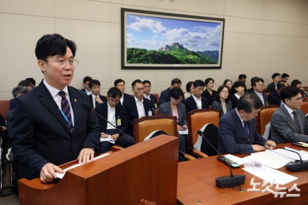 김영훈 고용노동부 장관이 12일 서울 여의도 국회에서 열린 기후에너지환경노동위원회 전체회의에서 업무 보고를 하고 있다.
