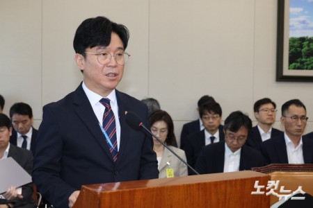 김영훈 고용노동부 장관이 12일 서울 여의도 국회에서 열린 기후에너지환경노동위원회 전체회의에서 업무 보고를 하고 있다.