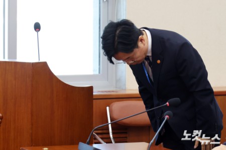 김영훈 고용노동부 장관이 12일 서울 여의도 국회에서 열린 기후에너지환경노동위원회 전체회의 업무 보고에 앞서 인사를 하고 있다.