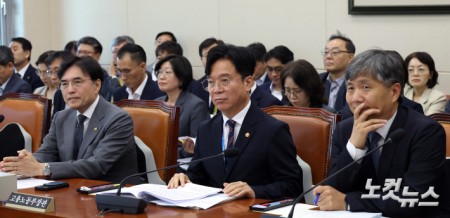 김영훈 고용노동부 장관(가운데)이 12일 서울 여의도 국회에서 열린 기후에너지환경노동위원회 전체회의에 참석하고 있다.