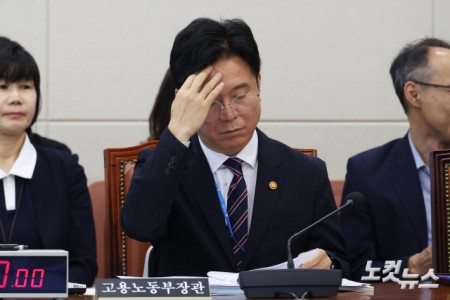 김영훈 고용노동부 장관이 12일 서울 여의도 국회에서 열린 기후에너지환경노동위원회 전체회의에서 머리를 만지고 있다.