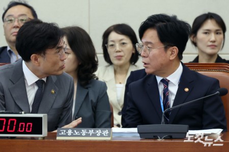 김영훈 고용노동부 장관(오른쪽)과 권창준 차관이 12일 서울 여의도 국회에서 열린 기후에너지환경노동위원회 전체회의에서 대화를 하고 있다.