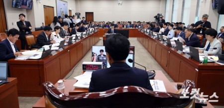 김정관 산업통상부 장관이 12일 서울 여의도 국회에서 열린 산업통상자원중소벤처기업위원회 전체회의에서 업무보고를 하고 있다.