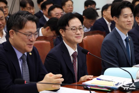 미소짓는 김정관 산업통상부 장관