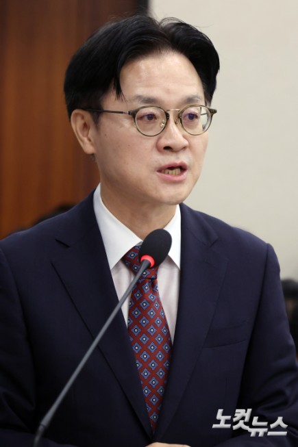 김정관 산업통상부 장관이 12일 서울 여의도 국회에서 열린 산업통상자원중소벤처기업위원회 전체회의에서 업무보고를 하고 있다.