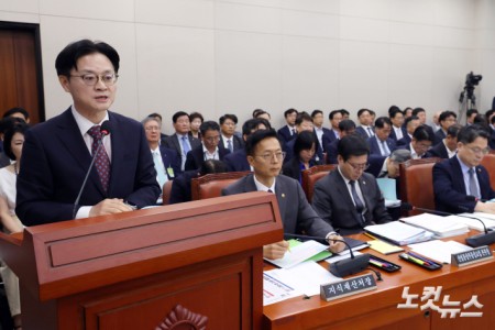 김정관 산업통상부 장관이 12일 서울 여의도 국회에서 열린 산업통상자원중소벤처기업위원회 전체회의에서 업무보고를 하고 있다.