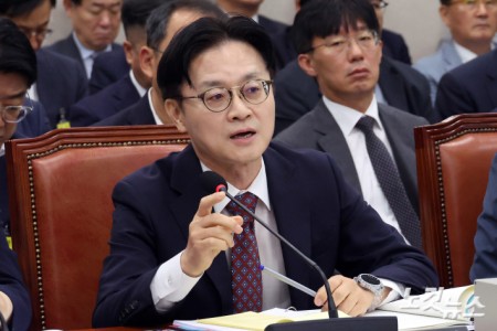 김정관 산업통상부 장관이 12일 서울 여의도 국회에서 열린 산업통상자원중소벤처기업위원회 전체회의에서 질의에 답변을 하고 있다.