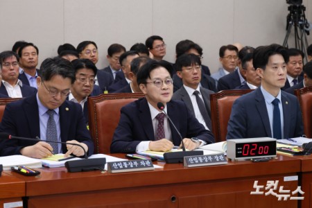 김정관 산업통상부 장관이 12일 서울 여의도 국회에서 열린 산업통상자원중소벤처기업위원회 전체회의에서 질의에 답변을 하고 있다.
