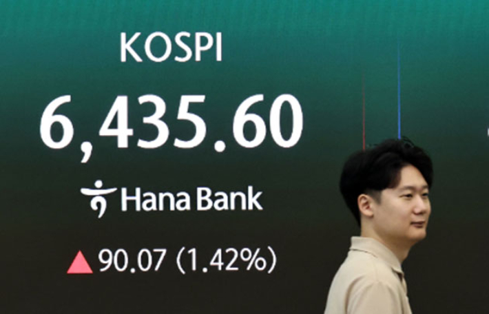 12일 서울 중구 하나은행 딜링룸 현황판에 코스피 등이 표시되고 있다. 연합뉴스