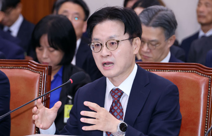 김정관 산업통상부 장관이 12일 국회에서 열린 산업통상자원중소벤처기업위원회 1차 전체회의에서 위원들의 질문에 답하고 있다. 연합뉴스