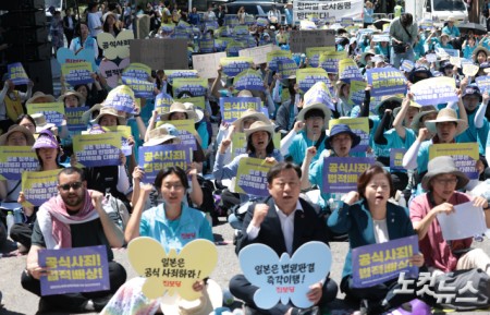 12일 서울 종로구 옛 일본대사관 앞에서 제14차 세계 일본군 위안부 기림일을 맞아 열린 1765차 수요시위 겸 세계연대집회에서 참가자들이 구호를 외치고 있다.