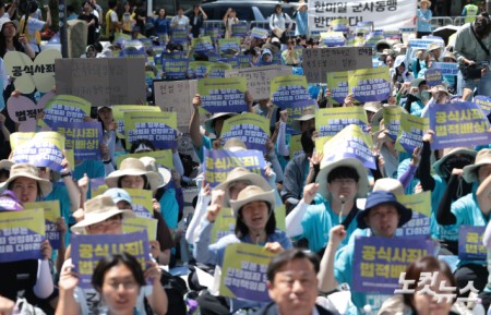 12일 서울 종로구 옛 일본대사관 앞에서 제14차 세계 일본군 위안부 기림일을 맞아 열린 1765차 수요시위 겸 세계연대집회에서 참가자들이 구호를 외치고 있다.