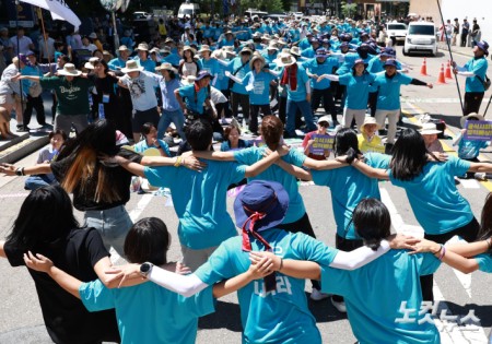 12일 서울 종로구 옛 일본대사관 앞에서 제14차 세계 일본군 위안부 기림일을 맞아 열린 1765차 수요시위 겸 세계연대집회에서 참가자들이 