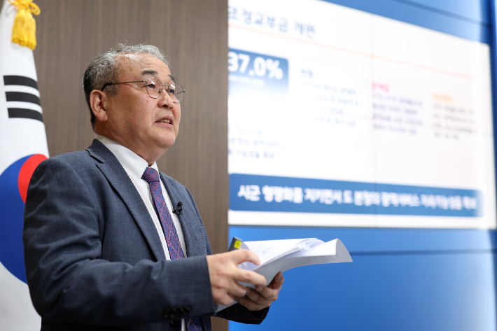 조임곤 경기도 재정혁신 TF 공동위원장이 12일 경기도청 브리핑룸에서 재정혁신 TF관련 기자회견을 하는 모습. 경기도 제공